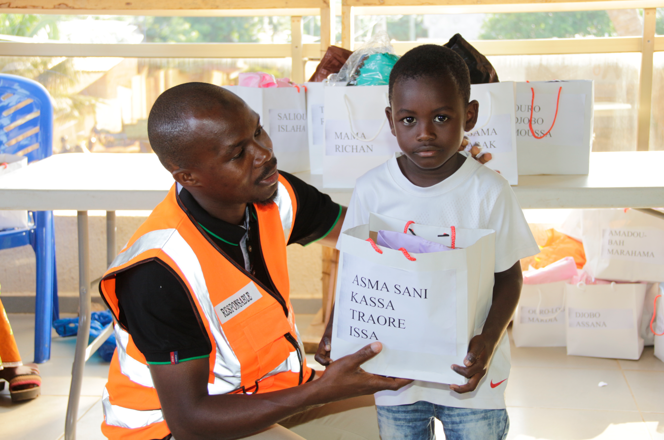 Offrir des vêtements aux enfants